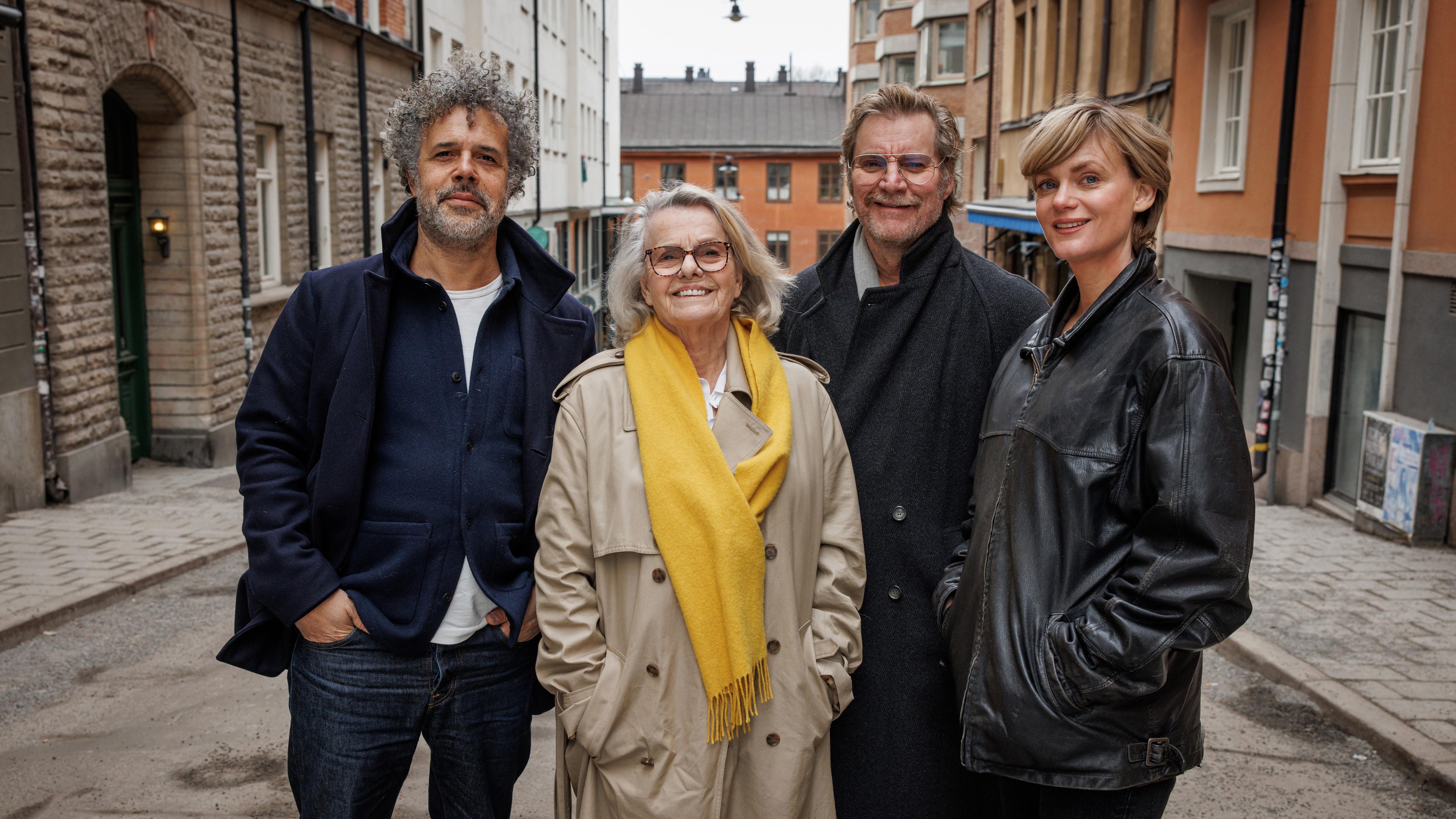 På bilden: Mikael Marcimain (regissör). Marie Göranzon, Magnus Krepper och Liv Mjönes. Foto: Johan Paulin/SVT