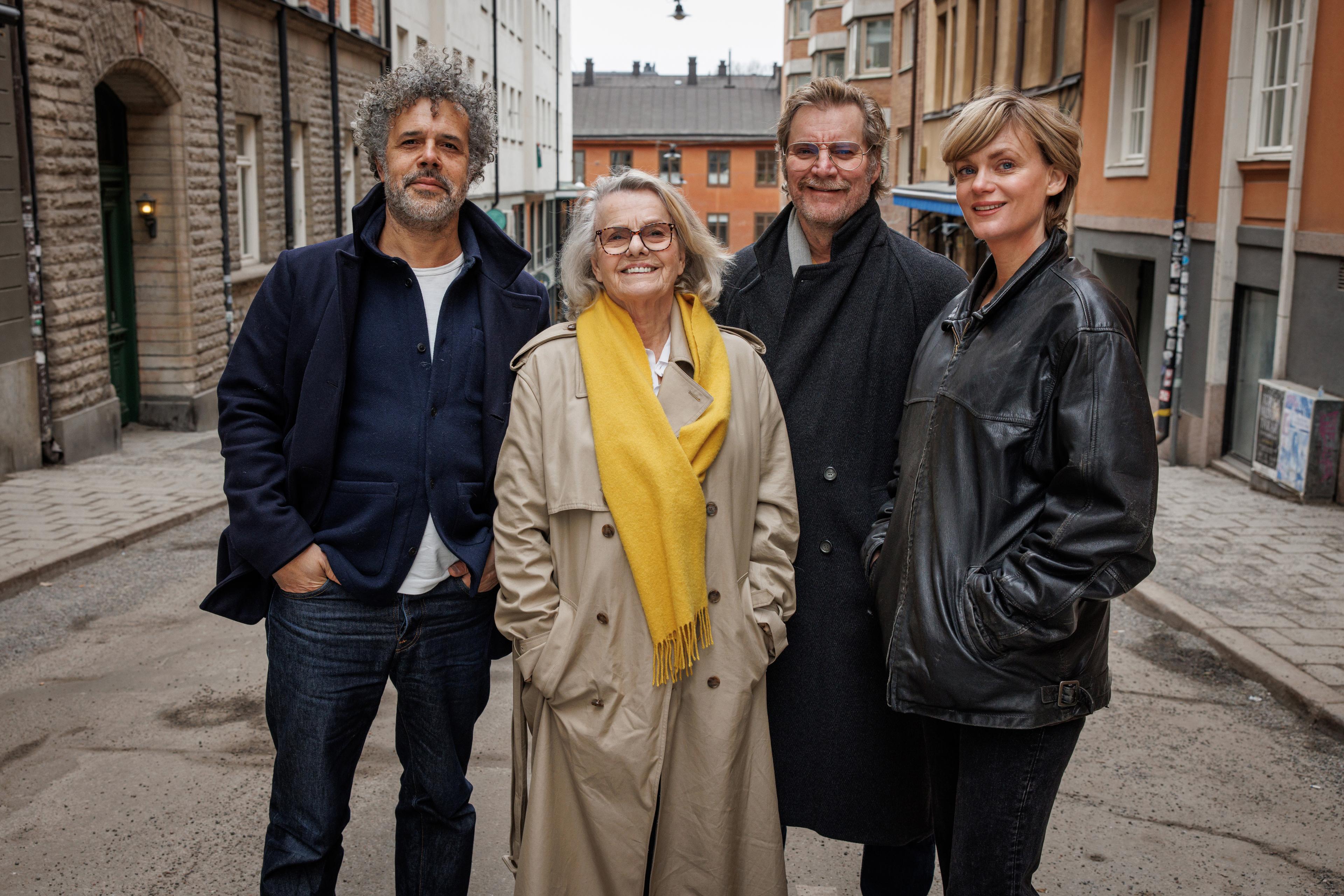 På bilden: Mikael Marcimain (regissör). Marie Göranzon, Magnus Krepper och Liv Mjönes. Foto: Johan Paulin/SVT