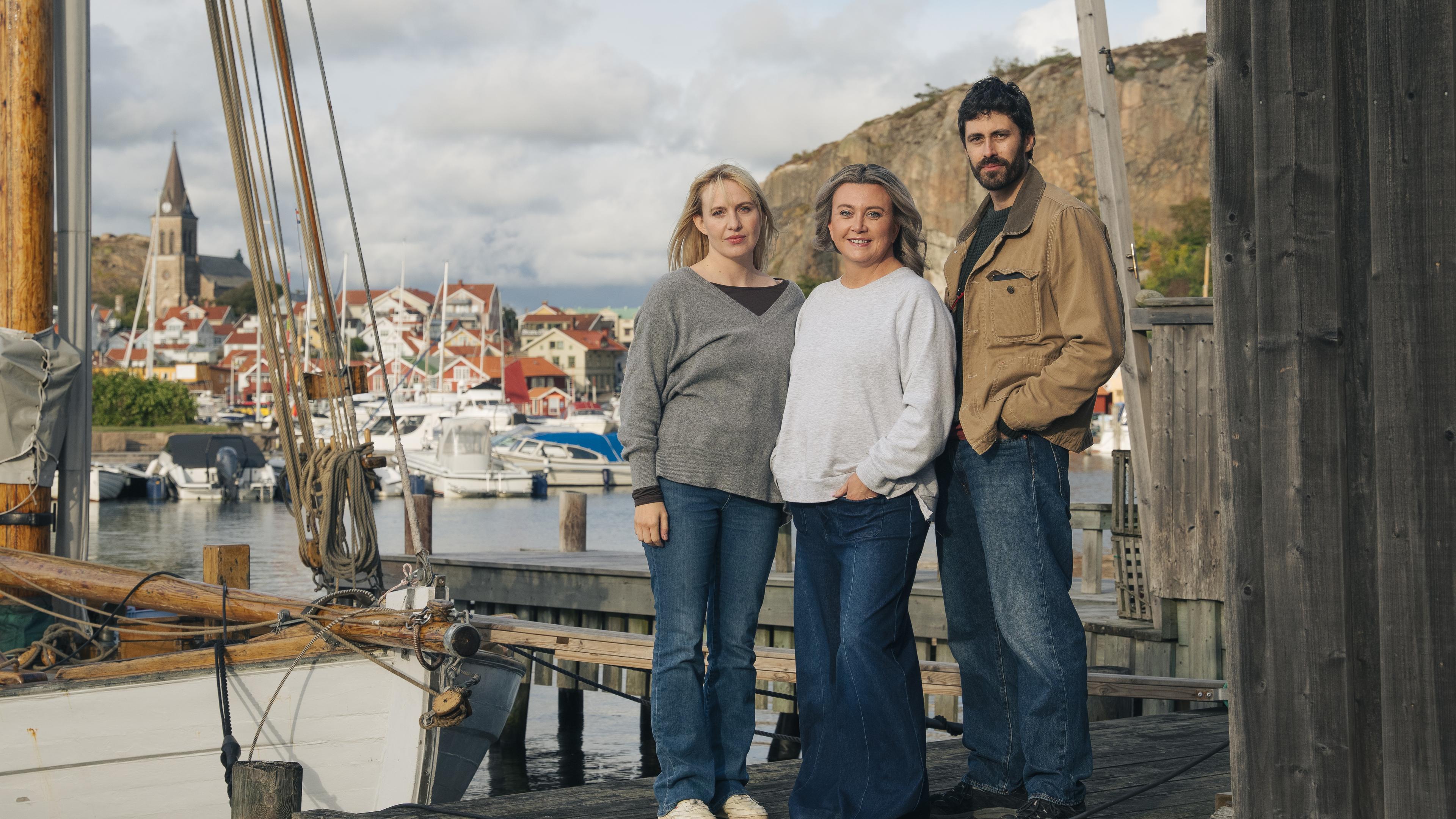 Gina-Lee Fahlén Ronander, Camilla Läckberg & Filip Aladdin i Fjällbacka. Foto: Anders Nicander/SVT