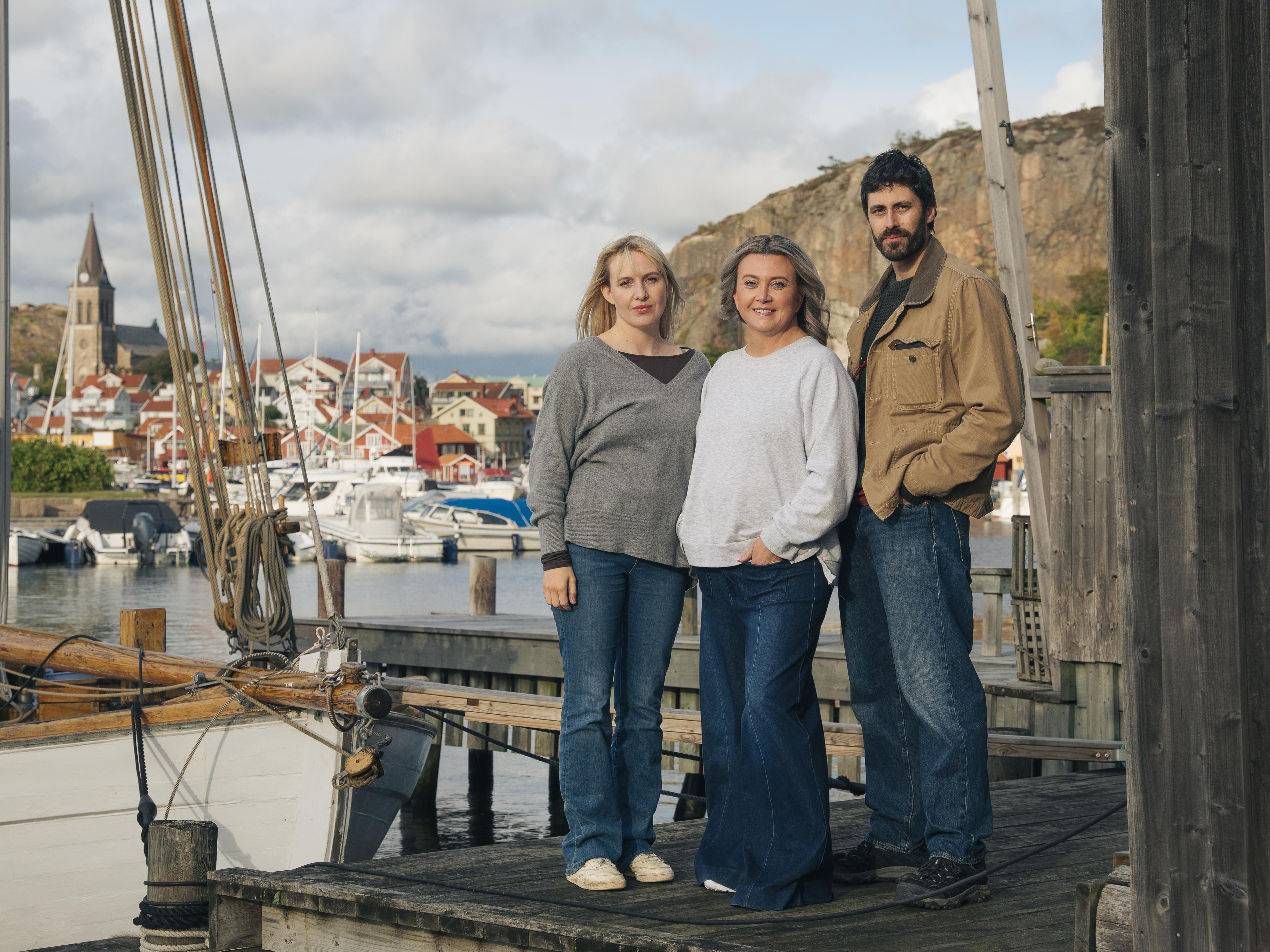 Gina-Lee Fahlén Ronander, Camilla Läckberg & Filip Aladdin i Fjällbacka. Foto: Anders Nicander/SVT