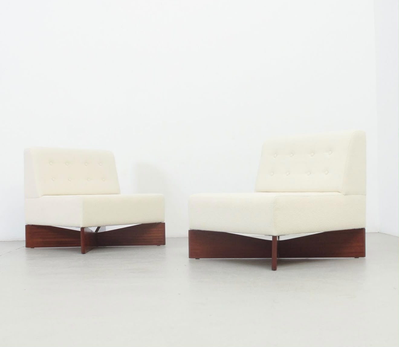Móveis Artísticos Z Pair of Armchairs