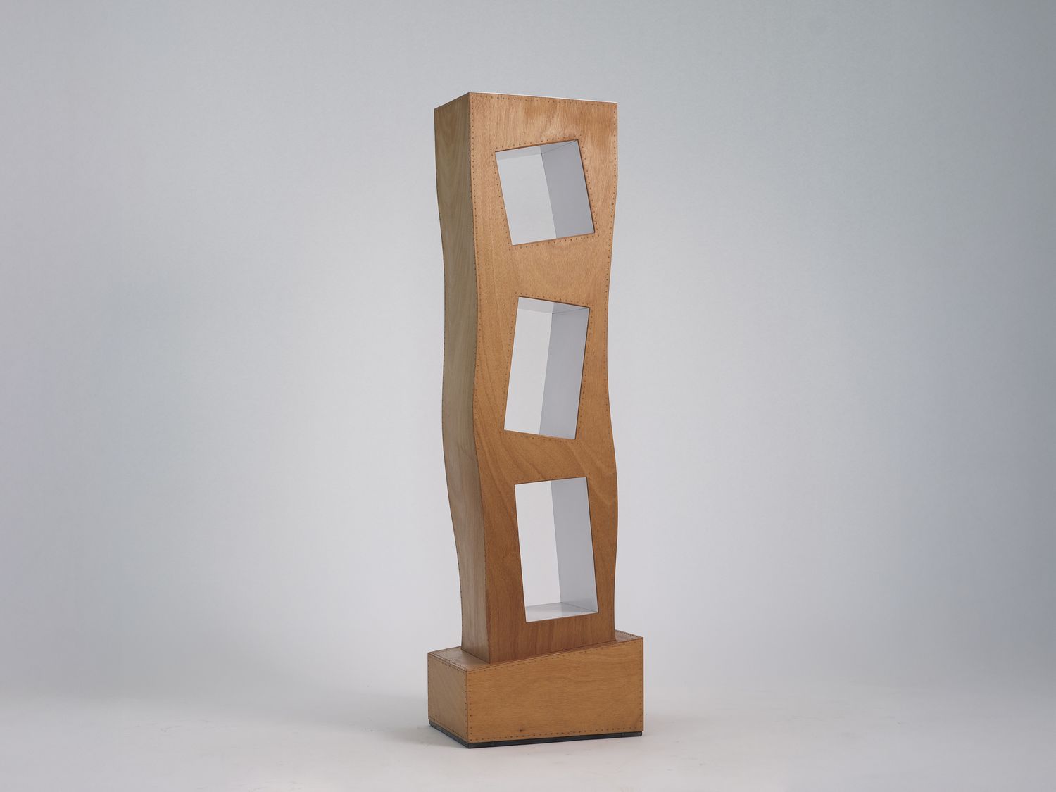 Trois Fois Rein Bookcase