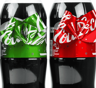 Twee grote Coca-Cola-flessen met feestelijke groene en rode etiketten in de vorm van strikken, die naast elkaar staan op een witte achtergrond.