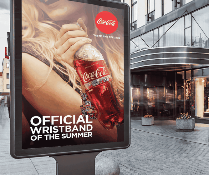 Een reclamebord op straat met een advertentie voor Coca-Cola, waarop een vrouw te zien is die een grote fles Coca-Cola vasthoudt met het opschrift „Officiële polsband van de zomer“.