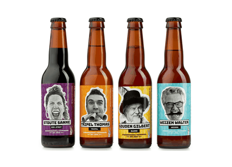 Vier bruine bierflesjes die naast elkaar staan