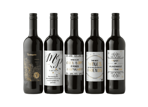 Wijnflessen op een rijtje naast elkaar met ieder een eigen uniek etiket