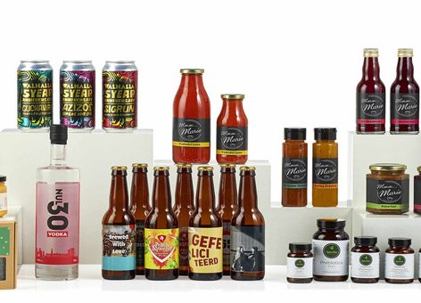 Veschillende soorten verpakkingen met etiketten
