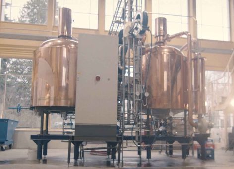 binnen bij een bierbrouwerij