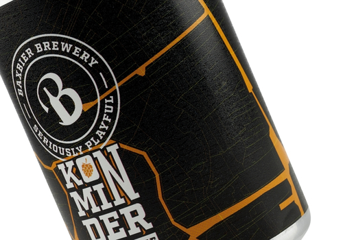 Close-up of a dark beer can with orange geometric design and “Baxbier Brewery, Seriously Playful” and “Kon Minder” text on the label.