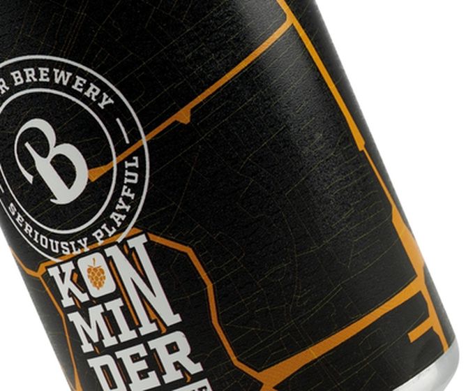 Close-up of a dark beer can with orange geometric design and “Baxbier Brewery, Seriously Playful” and “Kon Minder” text on the label.
