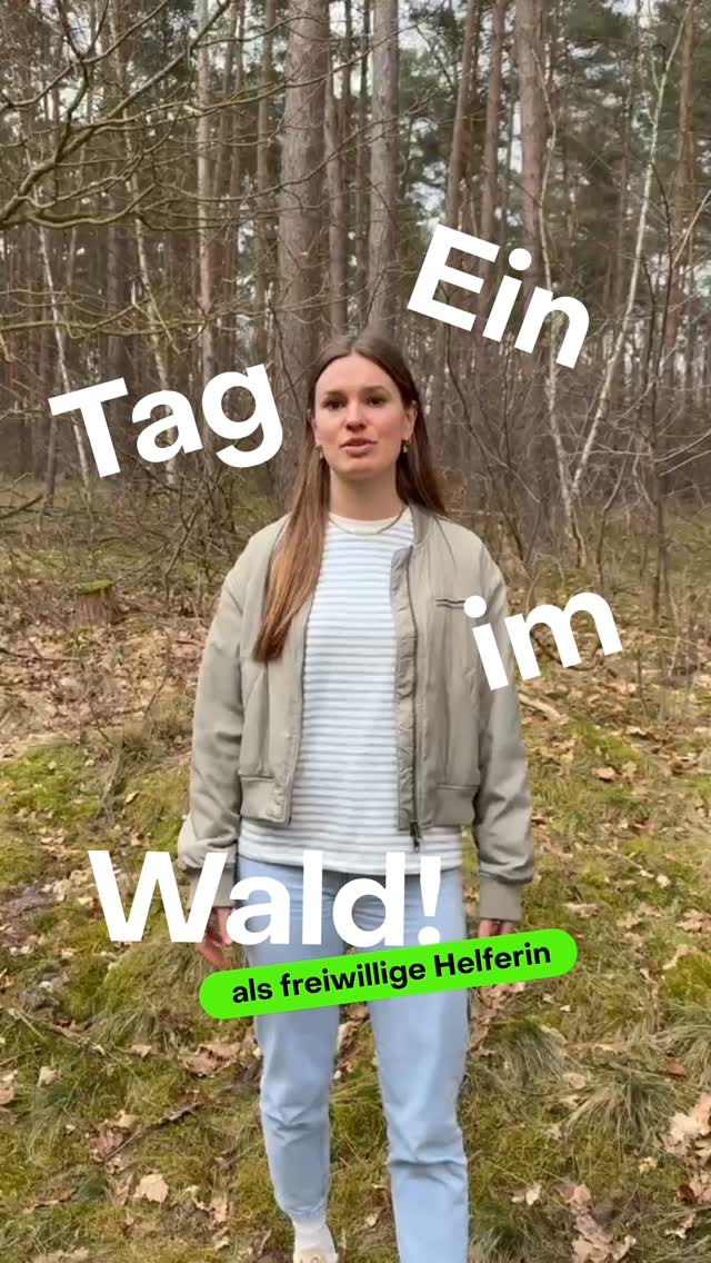 Eine Person steht in einer Jacke und Jeans in einem Wald, im Bild ist ein Text in deutscher Sprache zum Thema Freiwilligenarbeit eingeblendet. Im Hintergrund sind Bäume zu sehen.