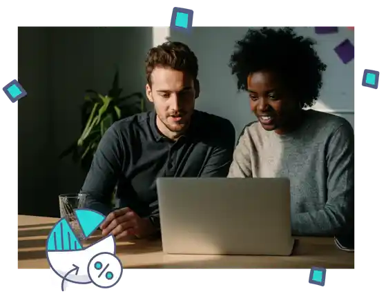 Dos personas analizan estadísticas en un portátil sobre email marketing en España 2025