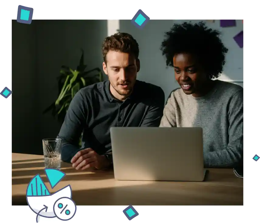 Dos personas analizan estadísticas en un portátil sobre email marketing en España 2025