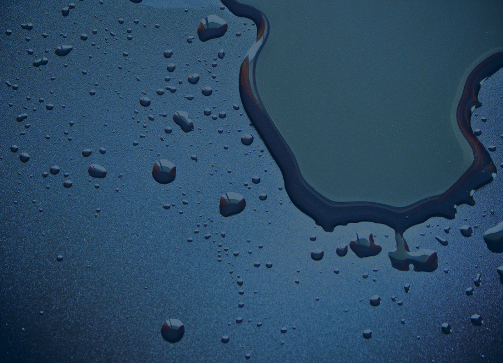 Water droplets on a corrosion-resistant aluminum surface, highlighting AlMgty®’s superior seawater protection for coastal construction.