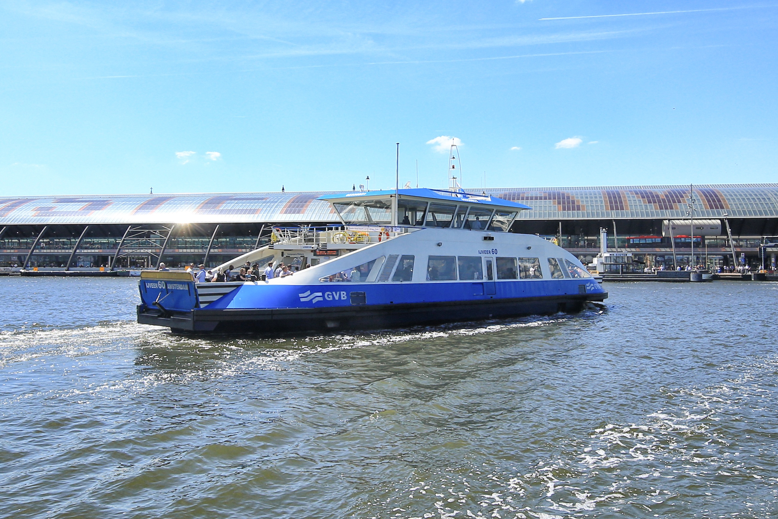 een gvb pont op het IJ voor het Centraal station in Amsterdam het is zonnig
