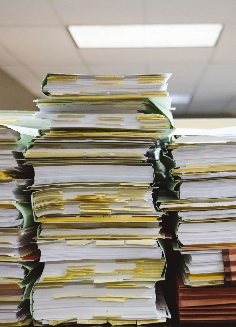 Stapels ordners met papierwerk in kantooromgeving