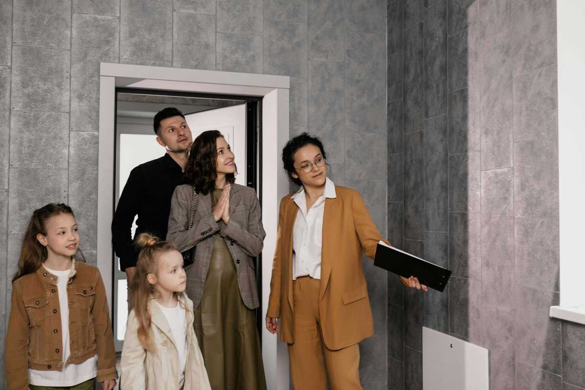 Bezichtiging van een flat van een blij gezin