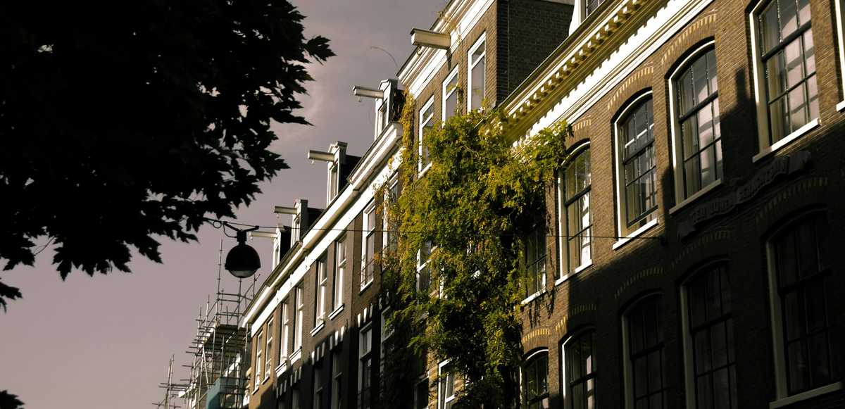straat in amsterdam bovenverdieping met verhuishaken in gevel