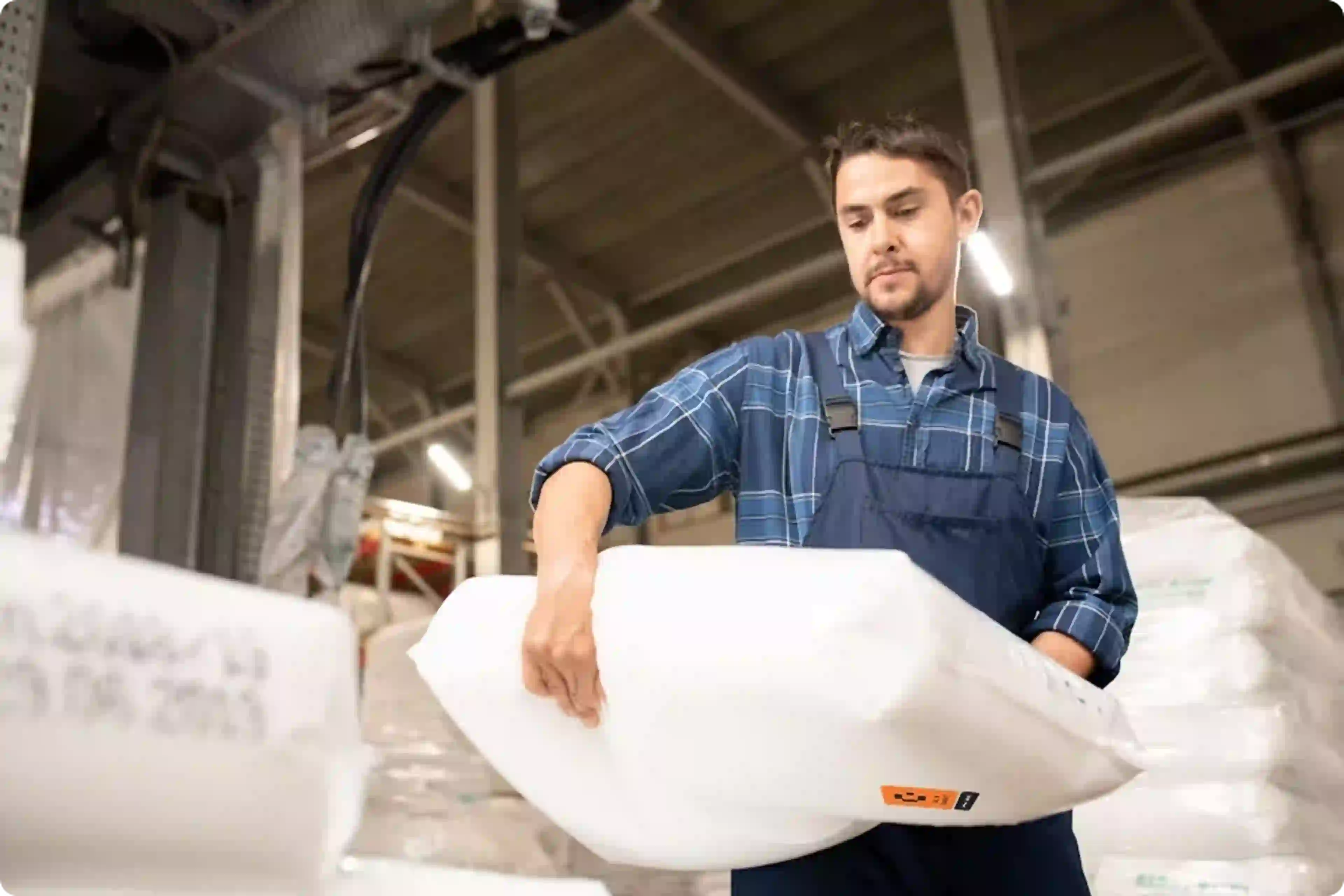 Warehouse worker with Cirplus pellets