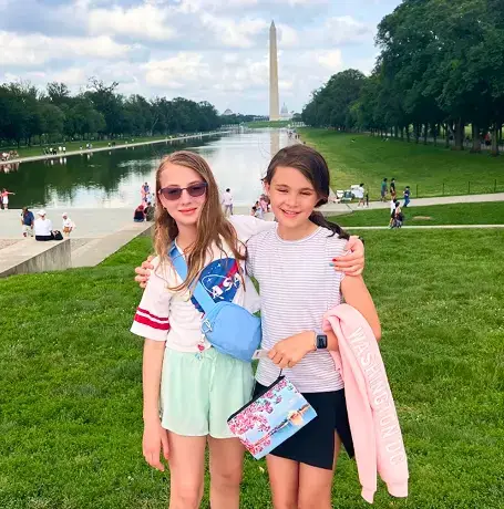Travelers posing near the Washington Monument