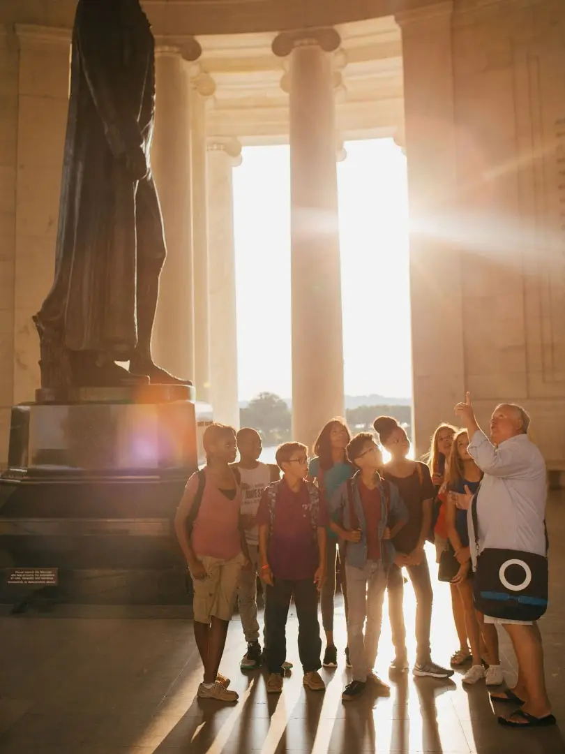 students visiting washington d.c. on a class trip