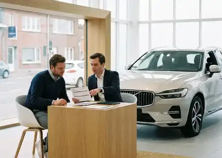 Verkoper overloopt een offerte met een klant aan een tafel in de showroom, naast een witte SUV, om salonvoorwaarden te vergelijken