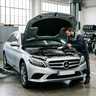 Mechanieker controleert de motor van een Mercedes-Benz C-Klasse Break tijdens een onderhoudsbeurt in de werkplaats