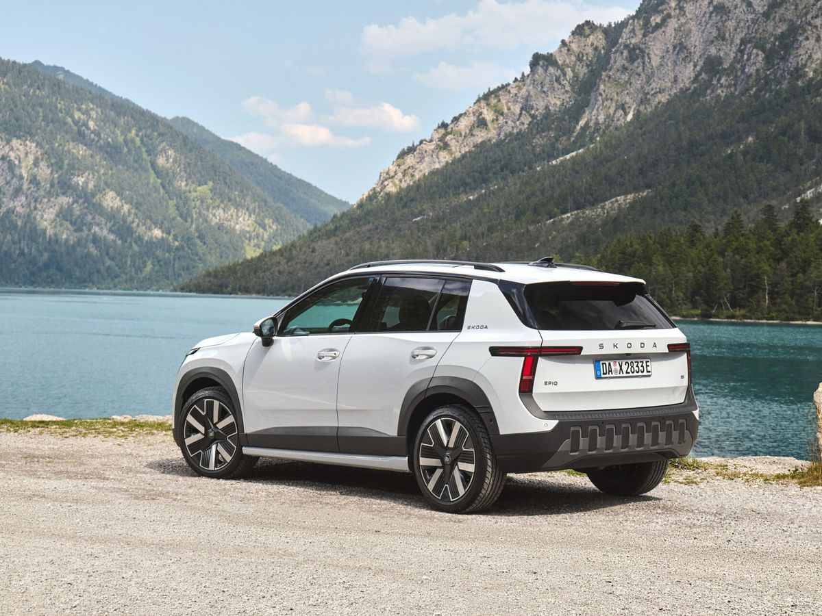 Witte Škoda Epiq schuin van achteren gefotografeerd aan een bergmeer