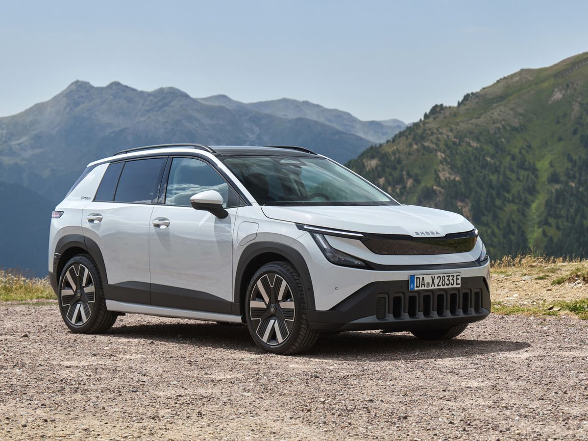 Witte Škoda Epiq schuin van voren gefotografeerd in een berglandschap