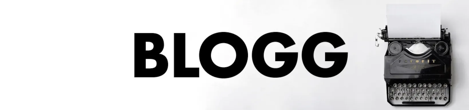 Banner med 'BLOGG' till vänster och svart skrivmaskin med papper till höger, vit bakgrund