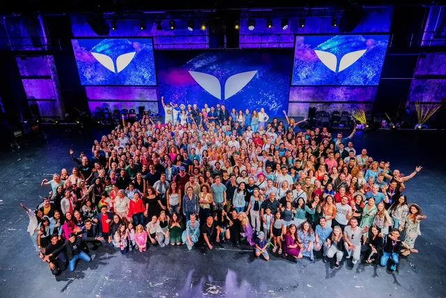 Hundreds of Mindvalley members gathered on stage at a live event