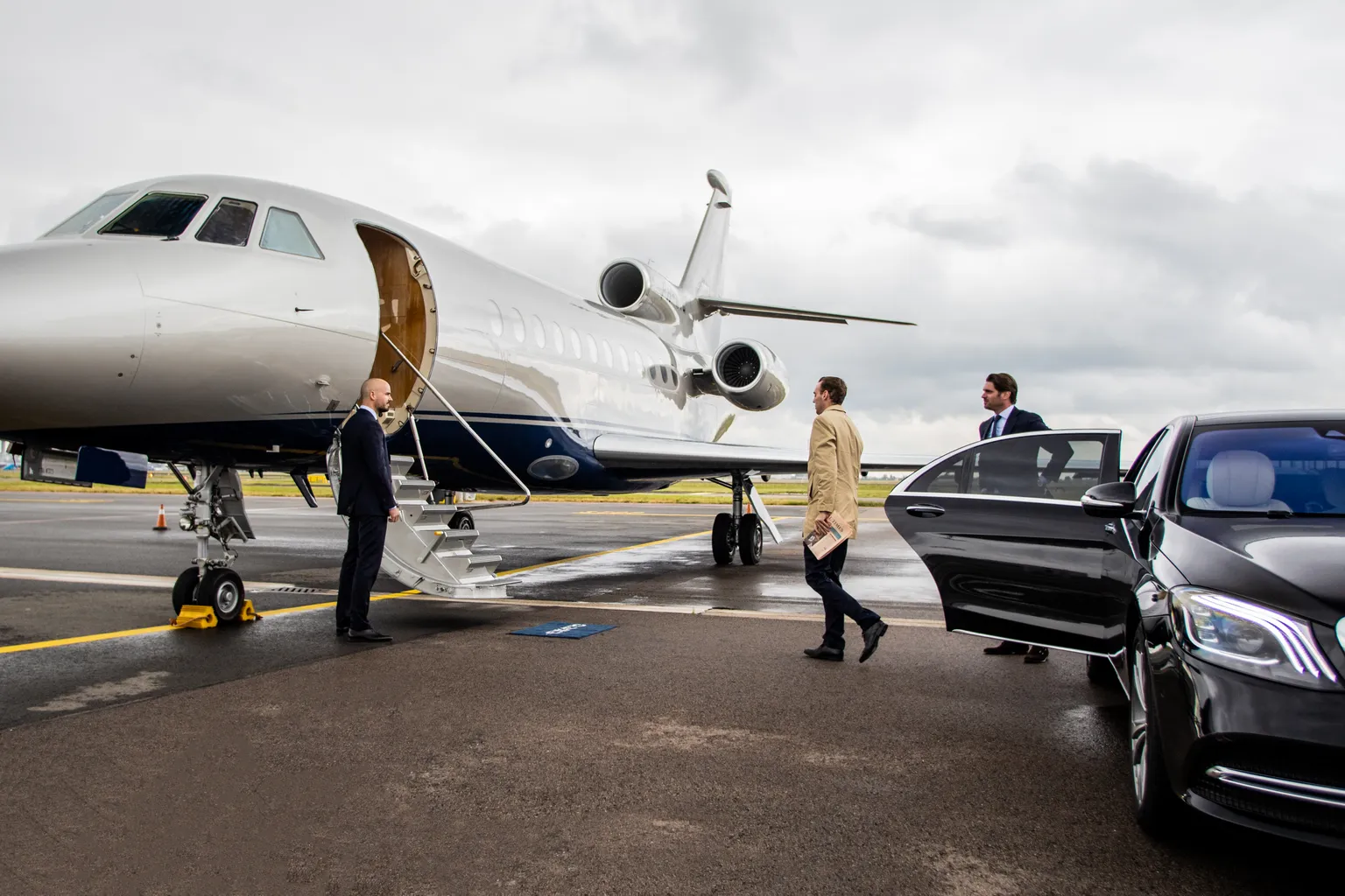 security-team-escorting-vip-guests-to-private-jet
