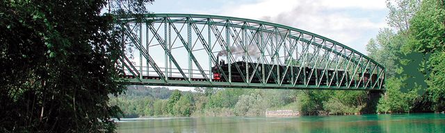 Die Steyrtalbahn fährt über eine Brücke