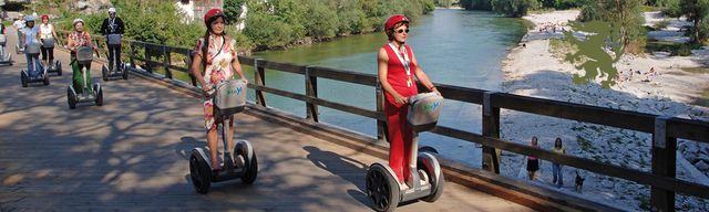 Eine Gruppe Touristen erkunden die Stadt auf Segways