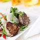 Rosa gebratenes Rindfleisch auf Rucola-Salat, elegant angerichtet