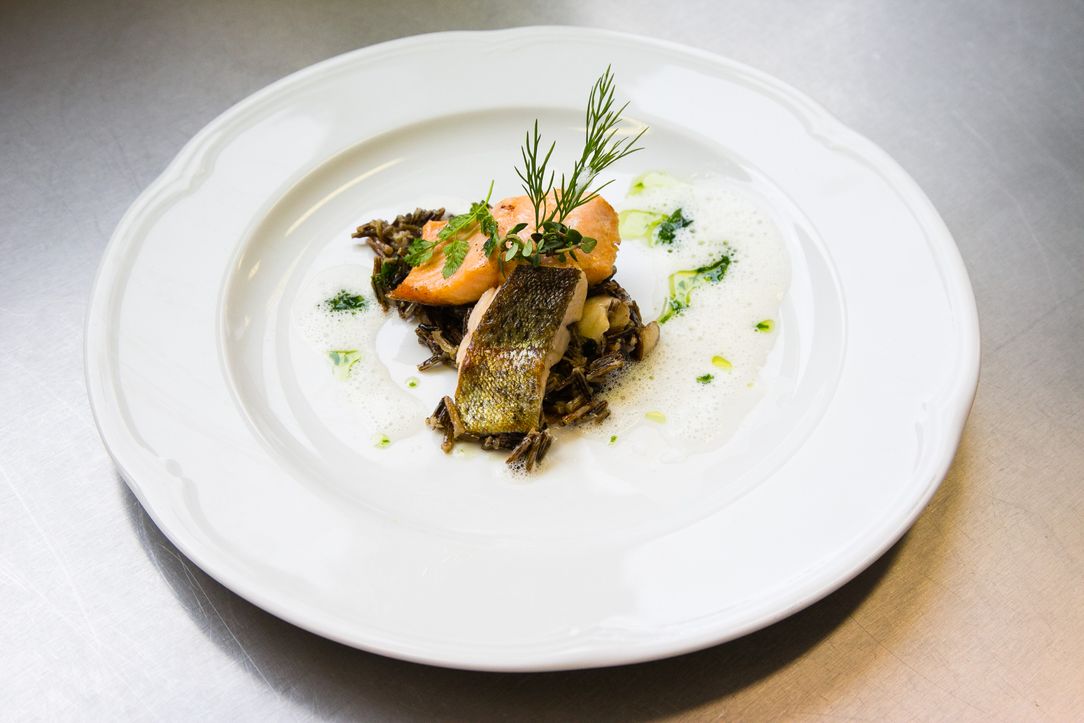 Fischgericht mit Schaumsoße und Gewürzen.