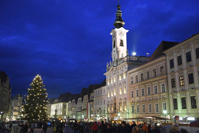 Blick auf den gut besuchten Weihnachtsmarkt am Steyrer Stadtplatz