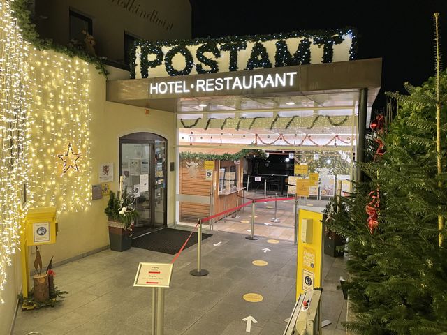 Eingang zum Postamt Christkindl hell beleuchtet bei Nacht