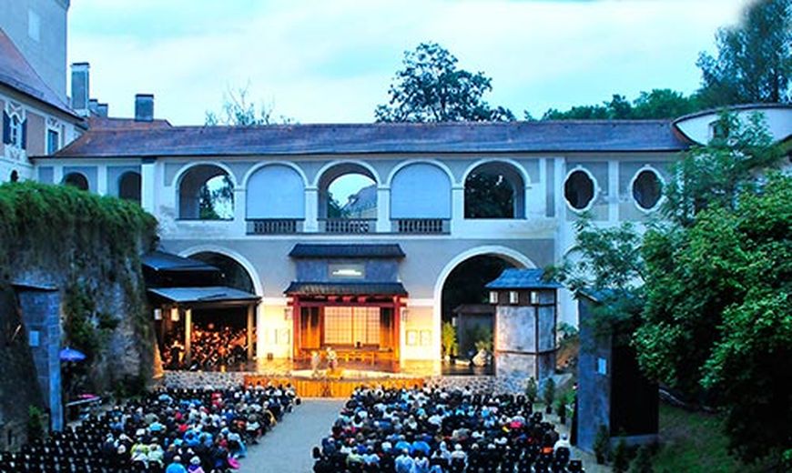 Musikkonzert im Innenhof von Schloss Lamberg mit vollem Publikum