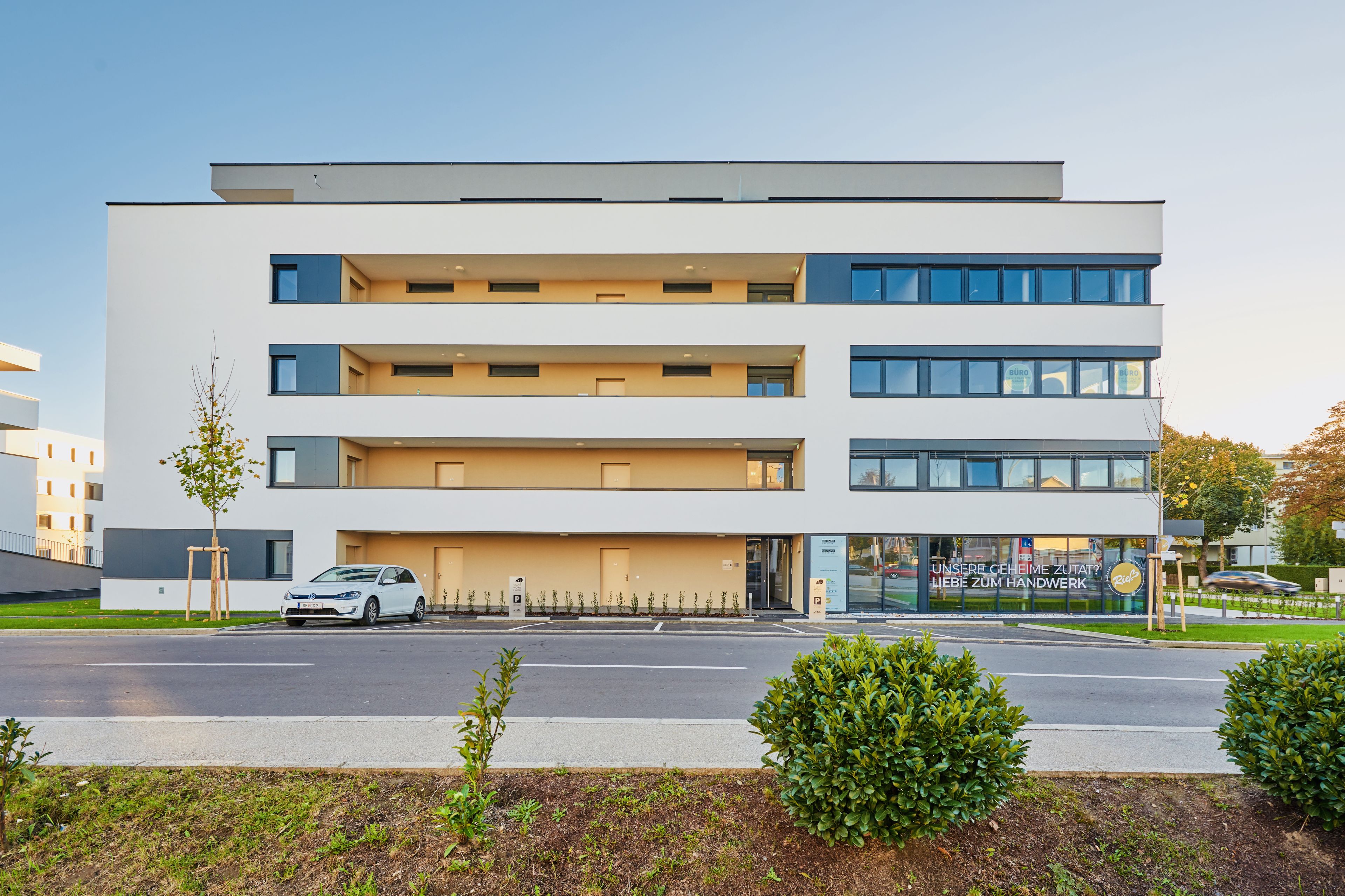 Frontansicht des Vitus Steyr mit Parkmöglichkeiten.