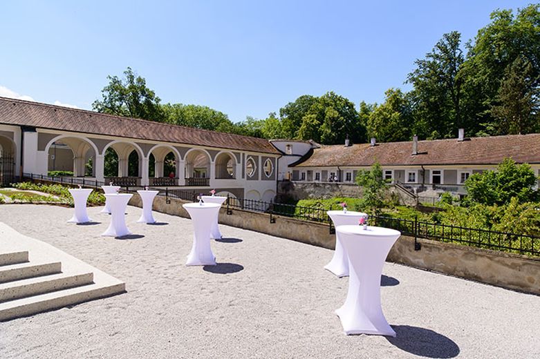 Schloss Lamberg mit gedeckten Stehtischen