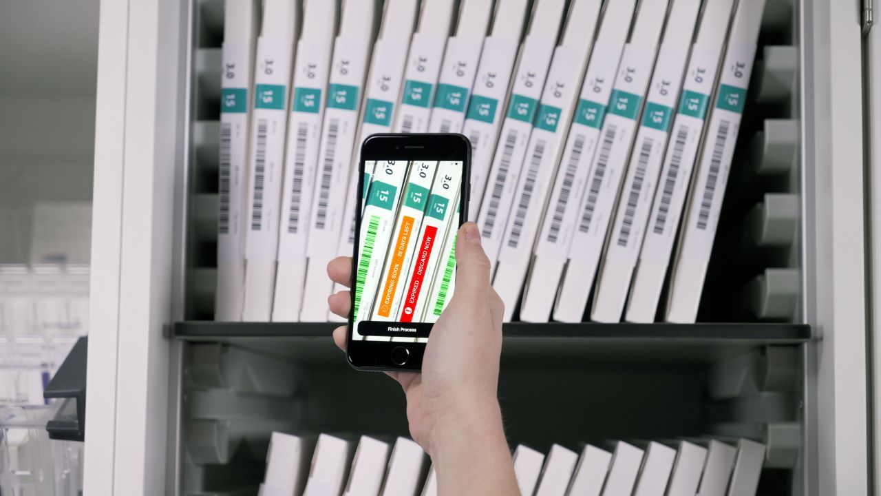 Expiration date management using augmented reality
