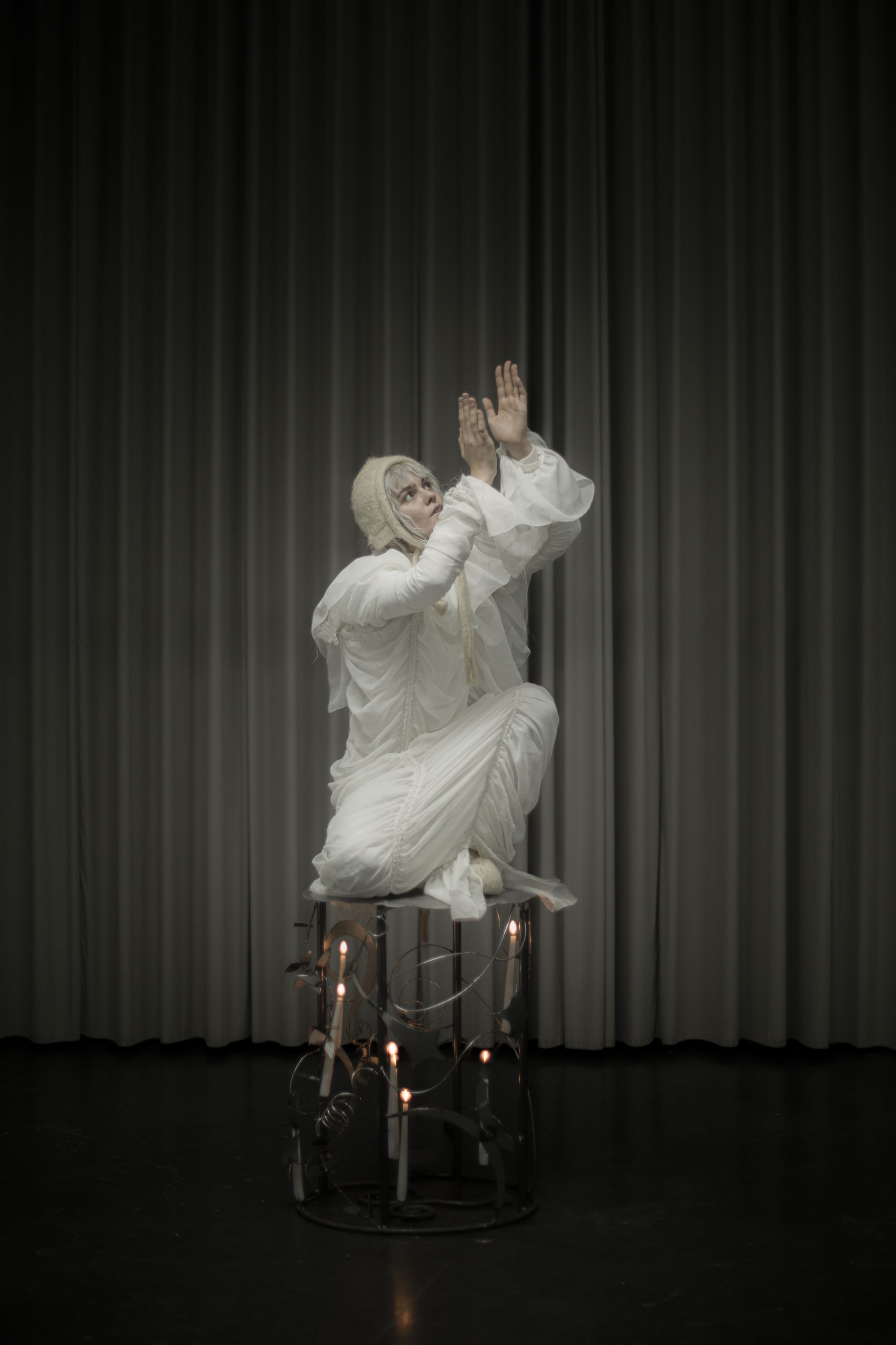 dark-brightness-and-bright-darkness-perfrormance-by-weronika-wysocka-2024