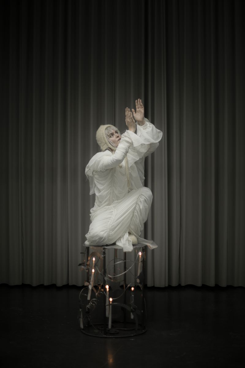 dark-brightness-and-bright-darkness-perfrormance-by-weronika-wysocka-2024