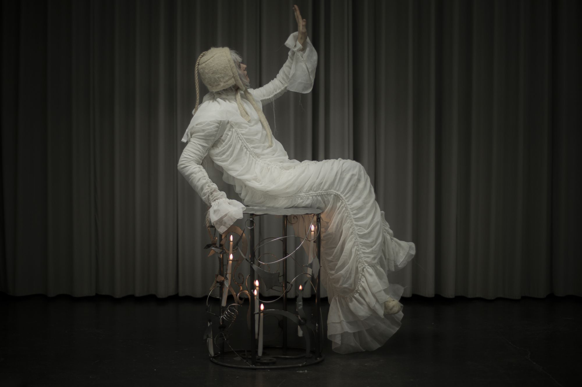 dark-brightness-and-bright-darkness-perfrormance-by-weronika-wysocka-2024