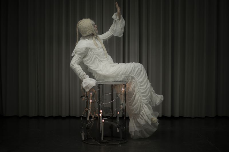 dark-brightness-and-bright-darkness-perfrormance-by-weronika-wysocka-2024