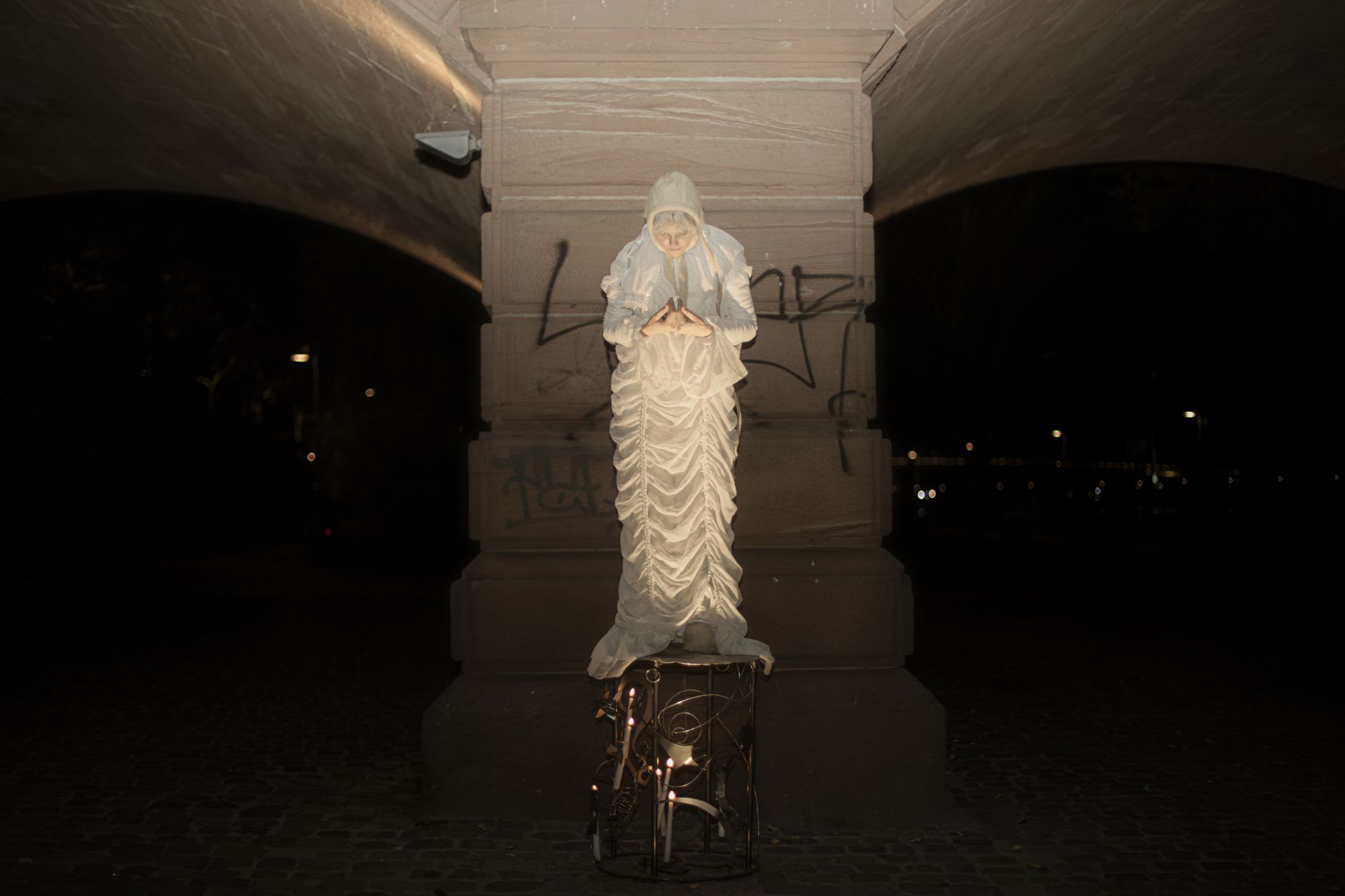 dark-brightness-and-bright-darkness-perfrormance-by-weronika-wysocka-2024