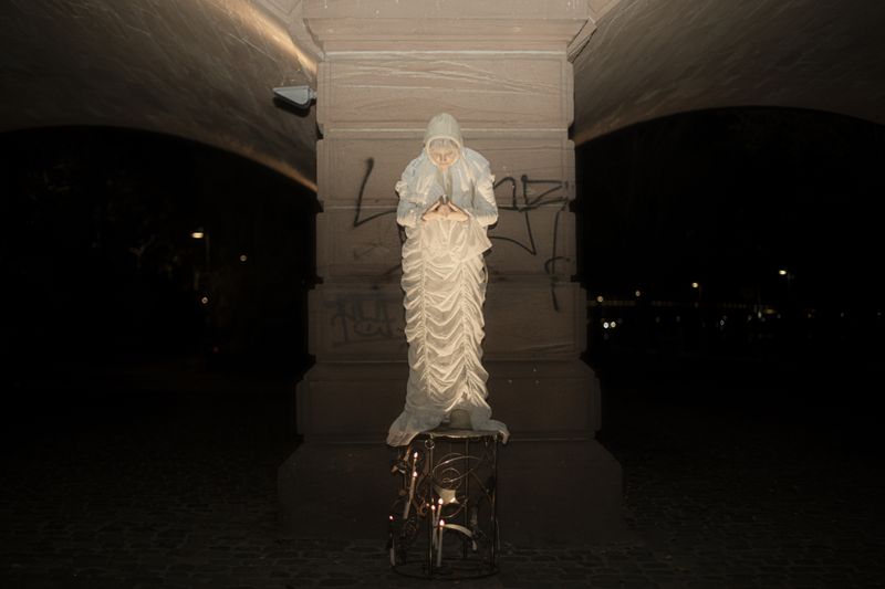 dark-brightness-and-bright-darkness-perfrormance-by-weronika-wysocka-2024