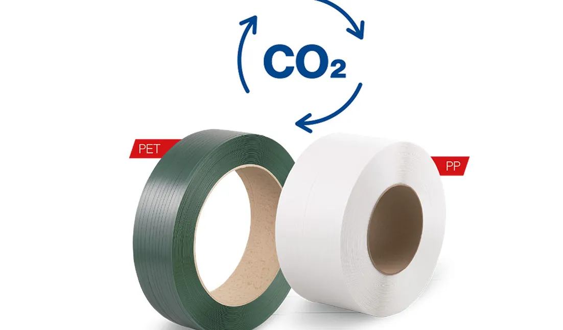 Green PET and white PP packaging straps with CO2 recycling symbol above, indicating sustainability.