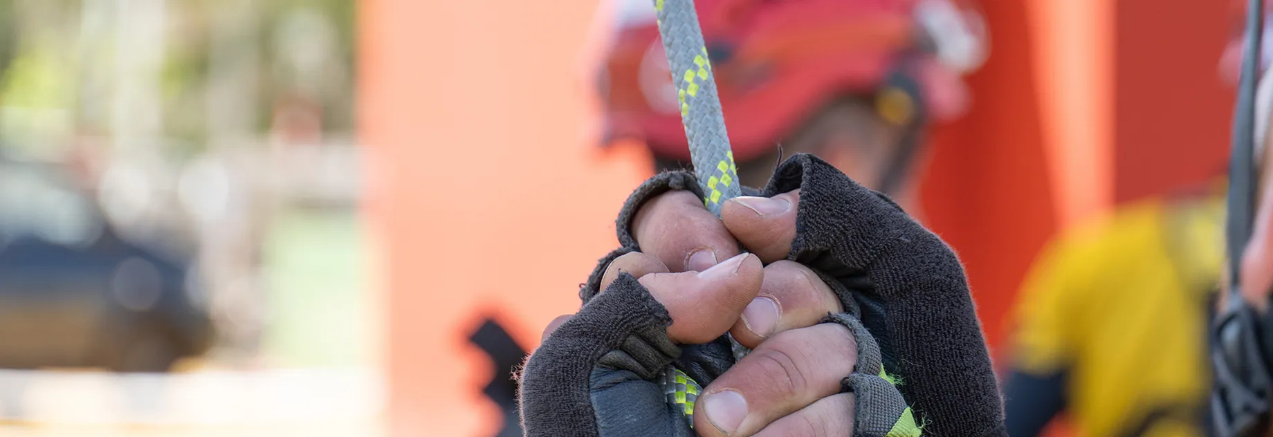 KM Pro rope grey-yellow in hands